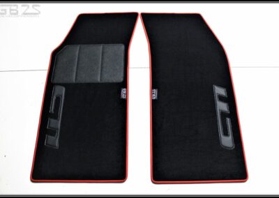 Sur-tapis avant pour une Peugeot 205 CTI Moquette et logo CTI en noir avec bordure rouge