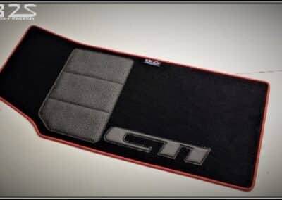 Sur-tapis avant pour une Peugeot 205 CTI Moquette et logo CTI en noir avec bordure rouge