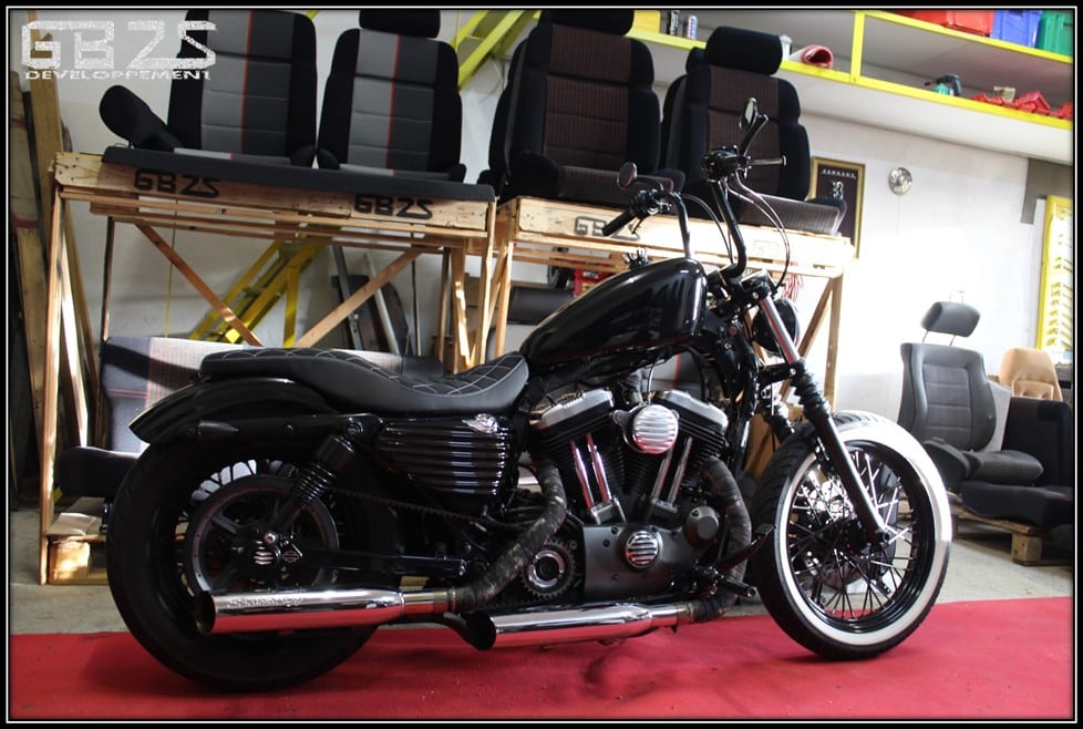 la Harley dans l'atelier